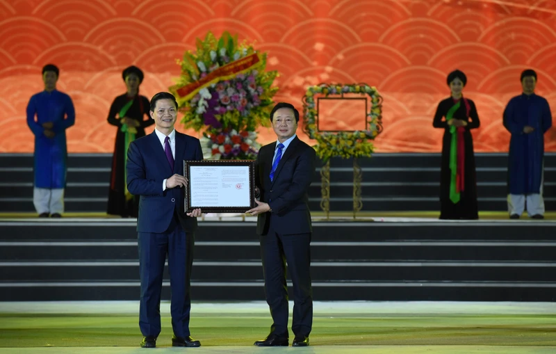 Phó Thủ tướng Trần Hồng Hà trao Quyết định công nhận bảo vật quốc gia cho tỉnh Bắc Ninh.