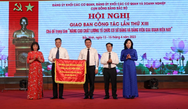 Đảng ủy khối các cơ quan và doanh nghiệp Bắc Ninh trao cờ cho các đơn vị tham dự hội nghị.