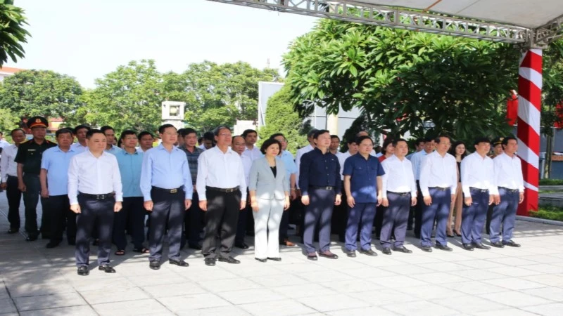 Phó Thủ tướng Trần Hồng Hà và các đại biểu tưởng niệm Tổng Bí thư Nguyễn Văn Cừ.