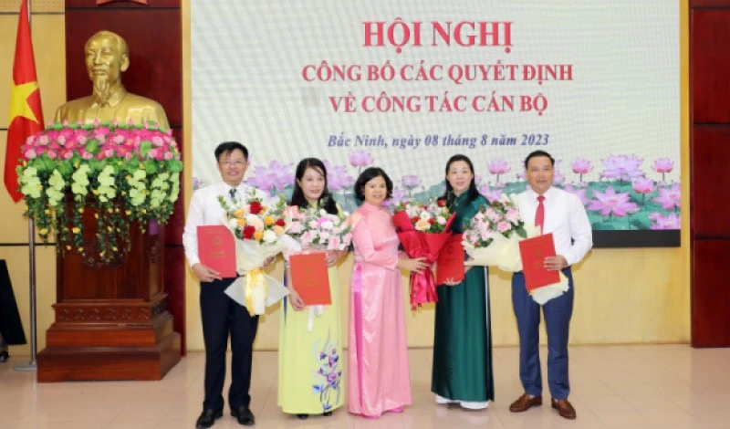 Chủ tịch Ủy ban nhân dân tỉnh Bắc Ninh Nguyễn Hương Giang trao quyết định chúc mừng các lãnh đạo ngành mới được điều động, bổ nhiệm.