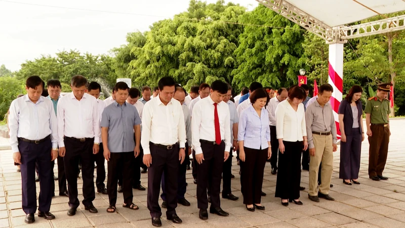 Lãnh đạo tỉnh Bắc Ninh dâng hương đồng chí Lê Quang Đạo.