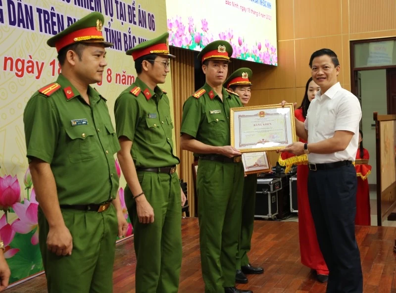 Phó Chủ tịch Thường trực UBND tỉnh Vương Quốc Tuấn trao bằng khen cho các tập thể, cá nhân xuất sắc.