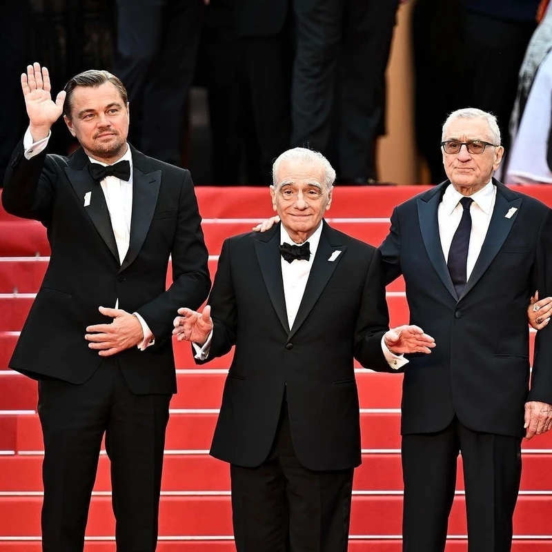 Robert De Niro (ngoài cùng, bên phải) cùng "người bạn già" thân thiết Martin Scorsese trên thảm đỏ LHP Cannes 2023.