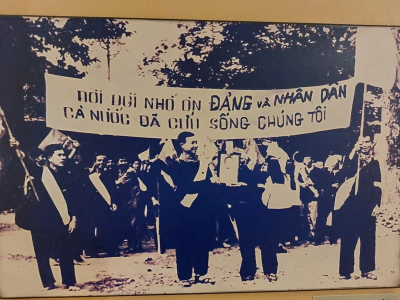 Các cựu tù nhân Côn Đảo vỡ òa hạnh phúc khi được giải phóng, trở về với đất liền, với quê hương (tháng 6/1975).