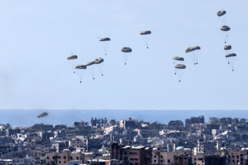 Những cánh dù mang hàng cứu trợ vô giá đến cho Gaza. Ảnh: Time of Israel.