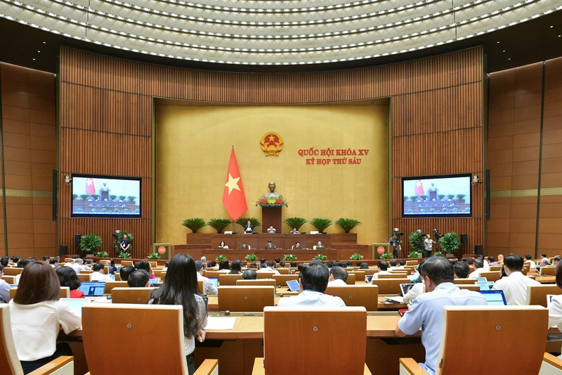 Quang cảnh phiên họp toàn thể của Quốc hội khóa XV thảo luận về Luật Đất đai 2024.