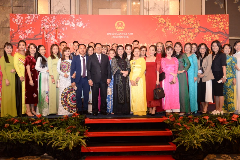 Thủ tướng Phạm Minh Chính và Phu nhân chụp ảnh lưu niệm với bà con cộng đồng người Việt Nam tại Singapore.