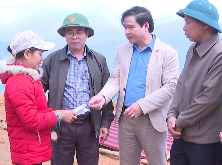 Lãnh đạo tỉnh Quảng Nam và huyện Nam Trà My thăm hỏi, động viên gia đình nạn nhân.
