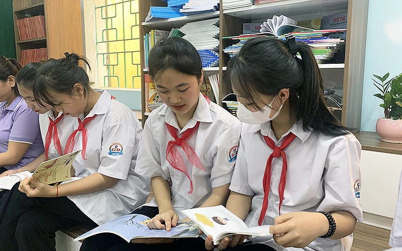 Học sinh Trường phổ thông dân tộc bán trú trung học cơ sở Văn Lăng tại “Không gian đọc sách"