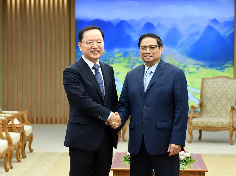 Thủ tướng Phạm Minh Chính đón ông Park Hark Kyu, Tổng Giám đốc phụ trách tài chính Tập đoàn Samsung Electronics. 