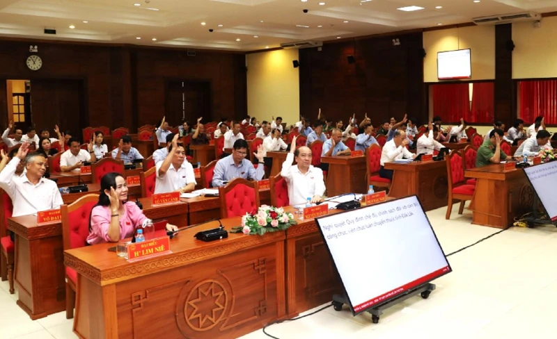 Các đại biểu Hội đồng nhân dân tỉnh Đắk Lắk biểu quyết thông qua các nghị quyết của kỳ họp.
