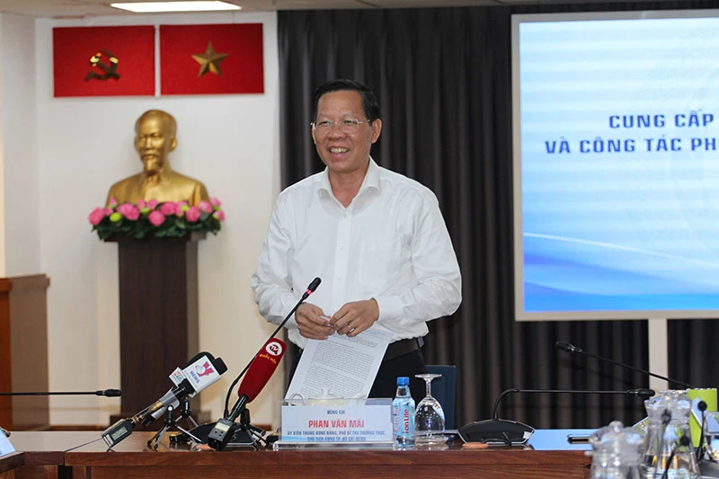 Chủ tịch Ủy ban nhân dân Thành phố Phan Văn Mãi thông tin tại buổi họp báo.