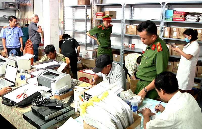 Lực lượng Cơ quan Cảnh sát điều tra, Công an thành phố Biên Hòa phối hợp Viện Kiểm sát nhân dân cùng cấp tiến hành khám xét một phòng khám.