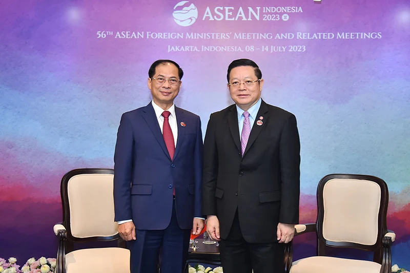 Bộ trưởng Ngoại giao Bùi Thanh Sơn và Tổng Thư ký ASEAN. (Ảnh: Bộ Ngoại giao)