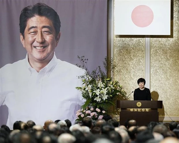 Phu nhân cố Thủ tướng Nhật Bản Abe Shinzo, bà Akie, phát biểu tại Lễ Tưởng niệm một năm ngày ông Abe bị sát hại, tại Tokyo, ngày 8/7/2023. (Ảnh: Kyodo/TTXVN)