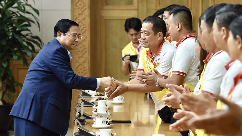 Thủ tướng Phạm Minh Chính gặp gỡ người hiến máu tình nguyện tiêu biểu toàn quốc năm 2023. (Ảnh: Trần Hải)