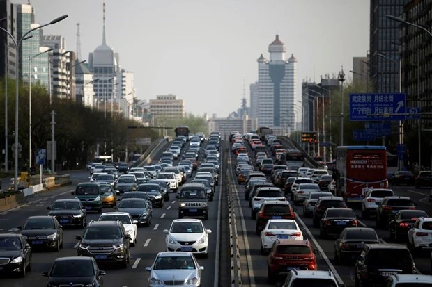 Ôtô chạy trên đường phố Bắc Kinh, Trung Quốc. (Nguồn: Reuters)