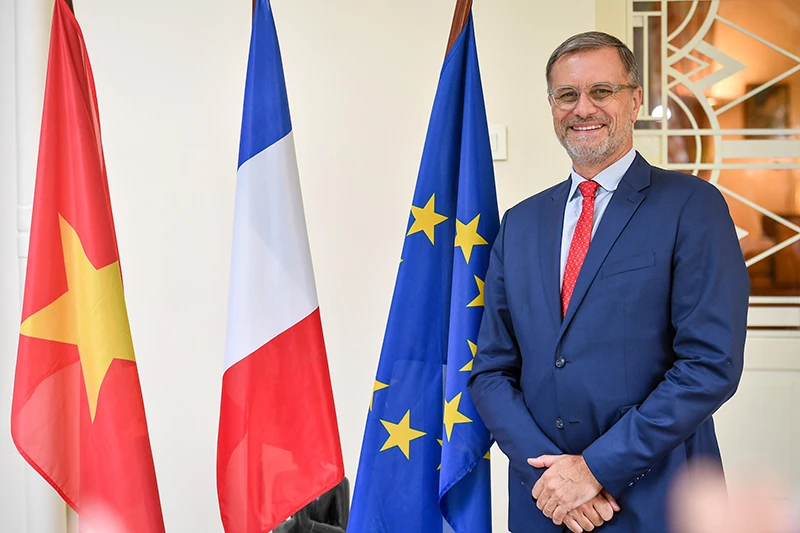 Đại sứ Pháp tại Việt Nam Olivier Brochet gửi lời chào đầu tiên tới công chúng Việt Nam.