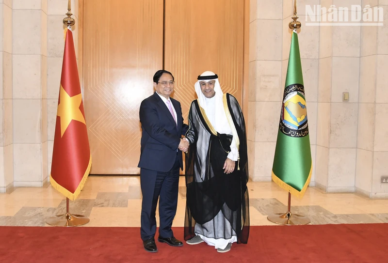 Thủ tướng gặp gỡ Tổng Thư ký GCC Jassim Muhammad Al-Budaiwi.