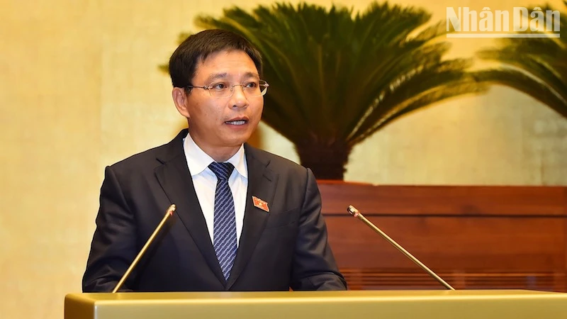 Bộ trưởng Giao thông vận tải Nguyễn Văn Thắng trình bày trước Quốc hội. (Ảnh: Thuỷ Nguyên)