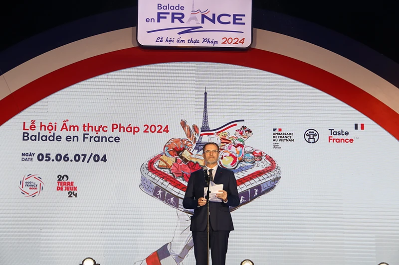 Đại sứ Pháp tại Việt Nam Olivier Brochet phát biểu và làm nghi thức khai mạc Lễ hội ẩm thực Pháp. Ảnh: Minh Phương