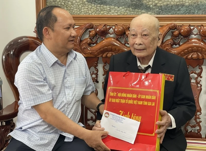 Phó Bí thư Tỉnh ủy Gia Lai Rah Lan Chung thăm, tặng quà ông Mạnh Đức Phú (sinh năm 1934, cựu chiến binh) ở tổ 1, phường Yên Đỗ, TP. Pleiku. Ảnh: PHƯƠNG DUYÊN