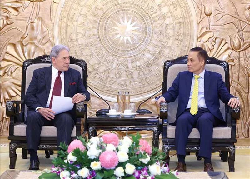 Trưởng Ban Đối ngoại Trung ương Lê Hoài Trung tiếp Phó Thủ tướng, Bộ trưởng Ngoại giao New Zealand Winston Peters. (Ảnh: TTXVN)