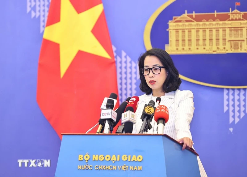 Người phát ngôn Bộ Ngoại giao Phạm Thu Hằng chủ trì họp báo thường kỳ tháng 6/2024. (Ảnh: TTXVN)