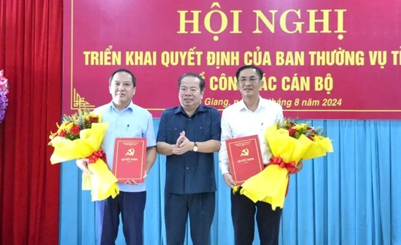 Ông Mai Văn Huỳnh, Phó bí thư Thường trực Tỉnh ủy, chủ tịch HĐND tỉnh Kiên Giang trao quyết định cho ông Nguyễn Đức Chín (bìa trái) và ông Trần Chí Viễn. (Ảnh: Báo Tiền Phong)