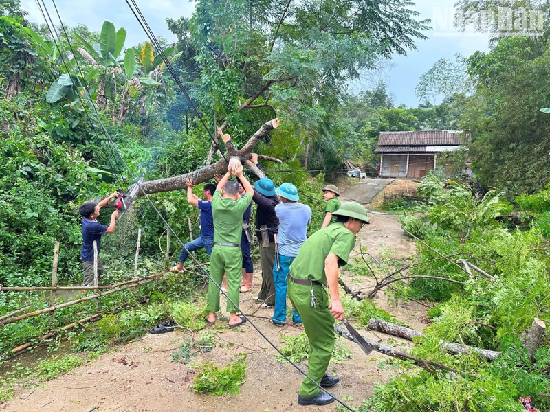 Công an huyện Lục Yên (Yên Bái) tham gia sửa chữa nhà cho dân do bị bão số 3 thổi tốc mái.