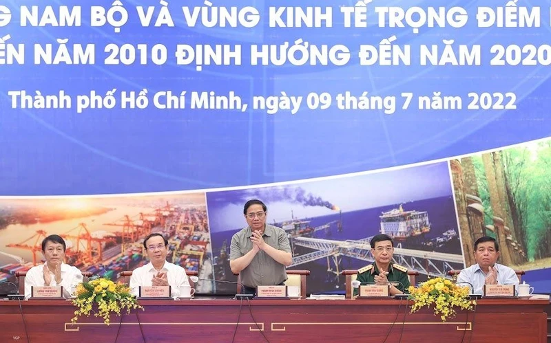 Thủ tướng Phạm Minh Chính chủ trì hội nghị tổng kết 15 năm thực hiện Nghị quyết số 53-NQ/TW và Kết luận số 27-KL/TW của Bộ Chính trị. (Ảnh: NHẬT BẮC)