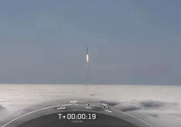 Một tên lửa SpaceX Falcon 9 mang theo 46 vệ tinh Internet Starlink đâm xuyên qua các đám mây phía trên Căn cứ Lực lượng Không gian Vandenberg ở California ngày 10/7. (Nguồn: SpaceX) 