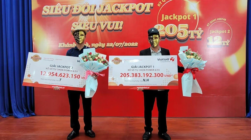 Hai người chơi may mắn trúng thưởng Jackpot của Vietlott.