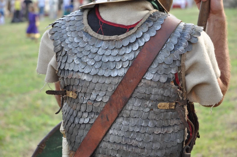 Áo giáp kiểu La Mã làm bằng thỏi đồng và một loại áo giáp khác được gọi là Lorica Ssquamata. (Nguồn: AP)