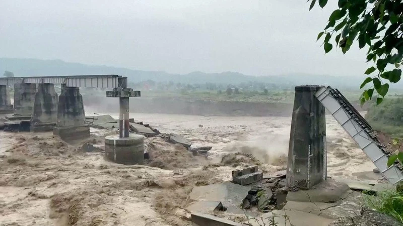 Nước lũ phá hủy một cây cầu ở Kangra, bang Himachal Pradesh, Ấn Độ ngày 20/8. (Ảnh: Reuters)