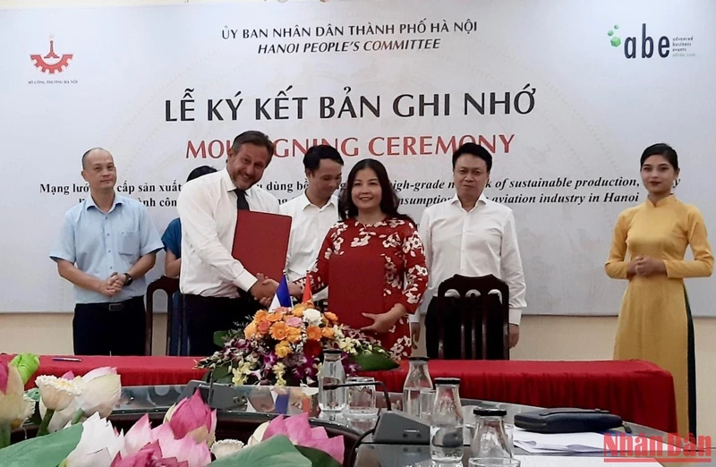 Sở Công thương Hà Nội và Công ty ABE ký kết biên bản ghi nhớ hợp tác.