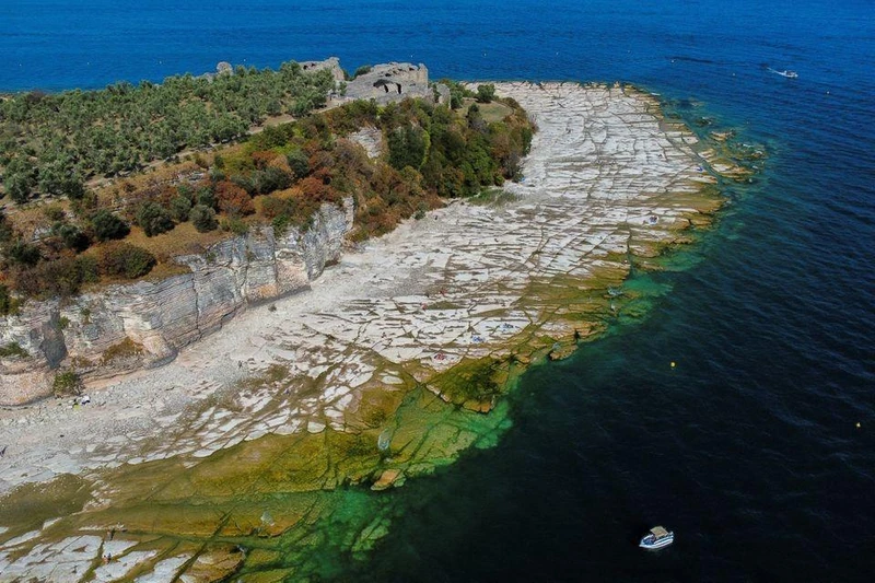 Hồ Garda ở miền bắc Italia trơ bãi đá ngầm do hạn hán kỷ lục, ngày 16/8/2022. (Ảnh: Reuters)