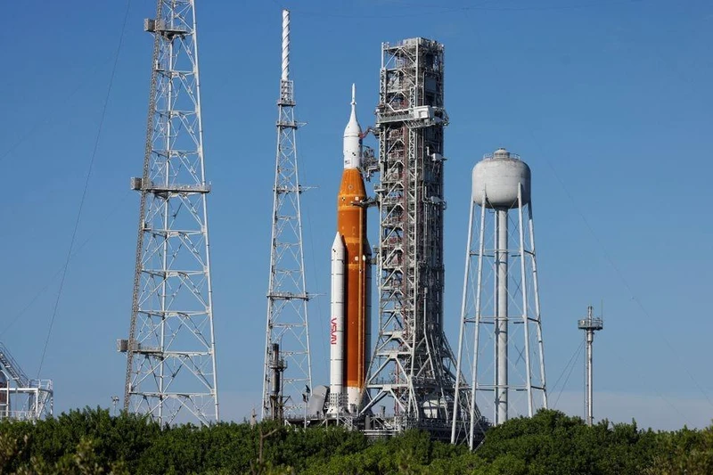 Siêu tên lửa “Hệ thống phóng không gian” (SLS) đặt tại Trung tâm Vũ trụ Kennedy ở bang Florida, Mỹ, sẵn sàng cho sứ mệnh Artemis-1 đưa tàu vũ trụ Orion lên quỹ đạo quanh Mặt Trăng. (Ảnh: Reuters)