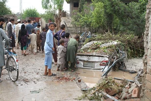 Người dân tại vùng bị ảnh hưởng bởi mưa lũ tại tỉnh Nangarhar, Afghanistan ngày 15/8/2022. (Ảnh: THX/TTXVN) 