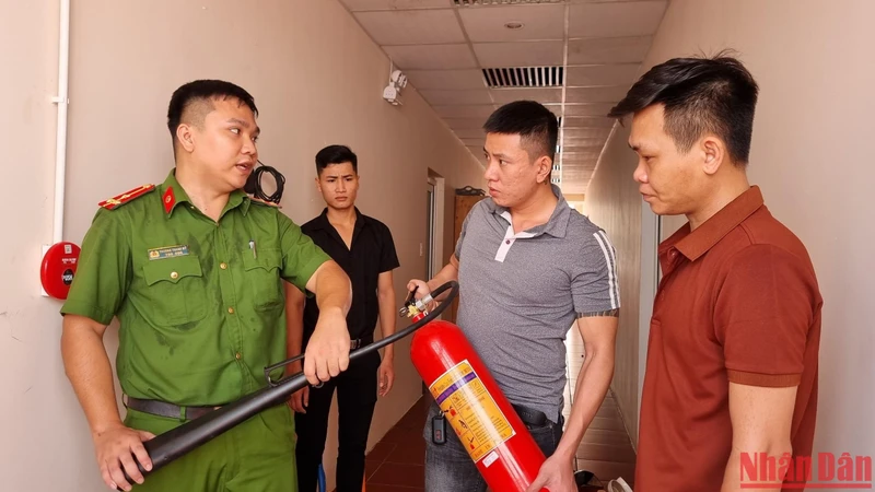 Lực lượng Công an tỉnh Quảng Ngãi kiểm tra công tác phòng cháy, chữa cháy cơ sở kinh doanh dịch vụ karaoke tại địa bàn thành phố Quảng Ngãi.