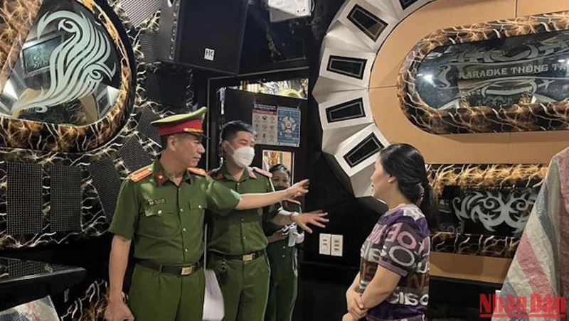 Lực lượng chức năng kiểm tra hoạt động của các quán karaoke trên địa bàn quận Hoàn Kiếm.
