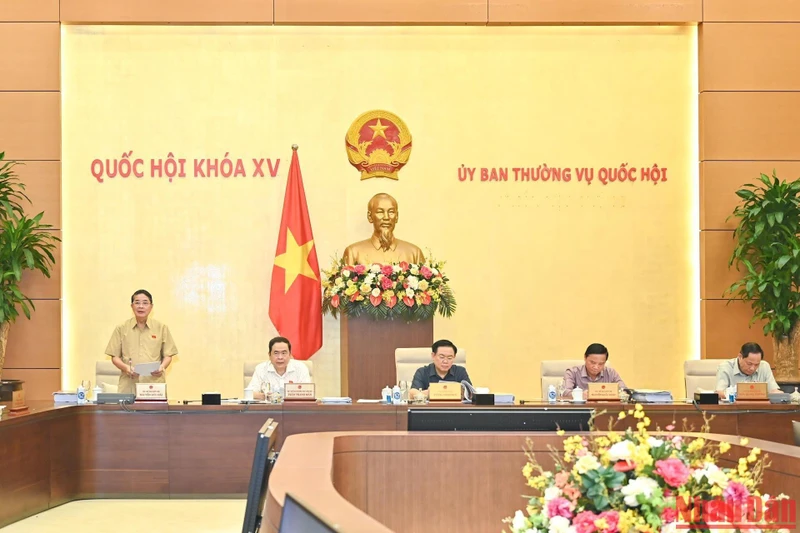 Phó Chủ tịch Quốc hội Nguyễn Đức Hải điều hành nội dung thảo luận về dự án Luật Đất đai (sửa đổi) sáng 22/9.