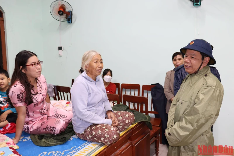 Chủ tịch Ủy ban nhân dân tỉnh Quảng Ngãi Đặng Văn Minh thăm hỏi người dân tại điểm sơ tán tập trung Ủy ban nhân dân xã Nghĩa Phú. (Ảnh: HIỂN CỪ)