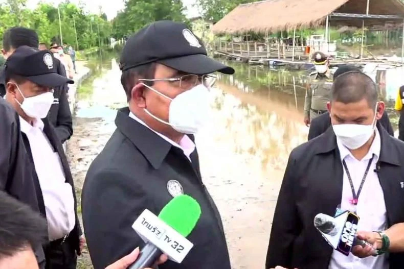 Thủ tướng Thái Lan đi thị sát công tác chống lụt ở tỉnh Khon Kaen.