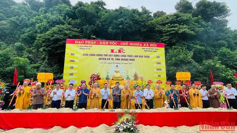 Các đại biểu làm lễ động thổ xây dựng Chùa Trúc Lâm đảo Trần Cô Tô.