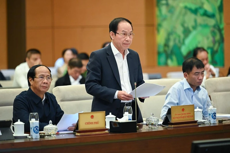 Phó Chủ tịch, Tổng Thư ký Ủy ban Trung ương Mặt trận Tổ quốc Việt Nam Lê Tiến Châu trình bày báo cáo tại phiên họp.
