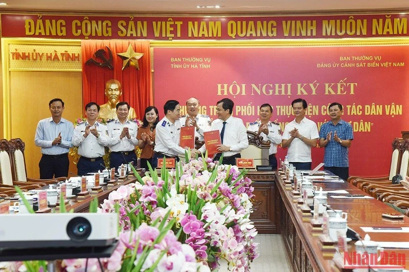 Lãnh đạo tỉnh Hà Tĩnh và Bộ Tư lệnh Cảnh sát biển chứng kiến lễ ký kết chương trình.