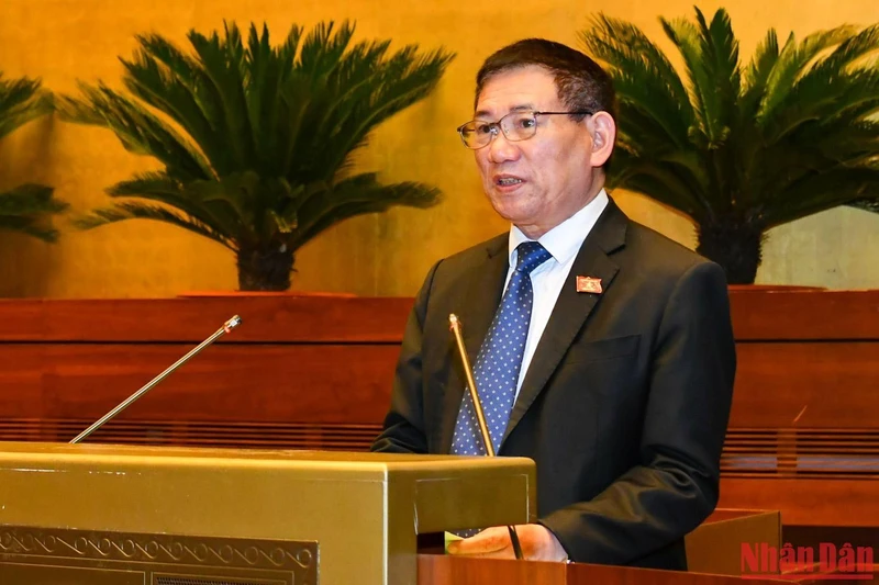 Bộ trưởng Tài chính Hồ Đức Phớc trình bày Báo cáo tổng kết thực hiện Nghị quyết số 54/2017/QH14 về thí điểm cơ chế, chính sách đặc thù phát triển TP Hồ Chí Minh. (Ảnh: THỦY NGUYÊN)