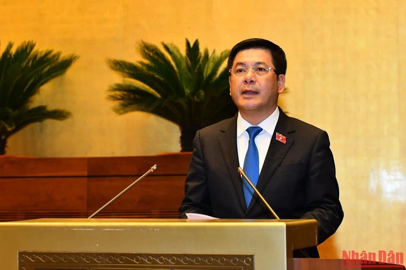 Bộ trưởng Công thương Nguyễn Hồng Diên trình bày Tờ trình về dự án Luật Bảo vệ quyền lợi người tiêu dùng (sửa đổi). (Ảnh: THỦY NGUYÊN)