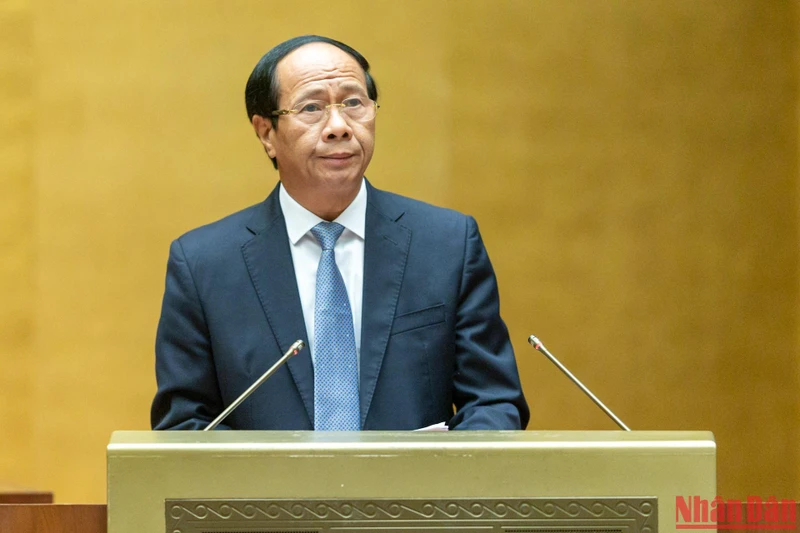 Phó Thủ tướng Chính phủ Lê Văn Thành trình bày Tờ trình về dự thảo Luật Đất đai (sửa đổi) trong phiên họp sáng 1/11. (Ảnh: DUY LINH)
